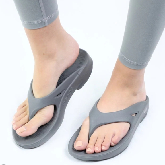 *NEW* Oofos Ooriginal Thong Sandals